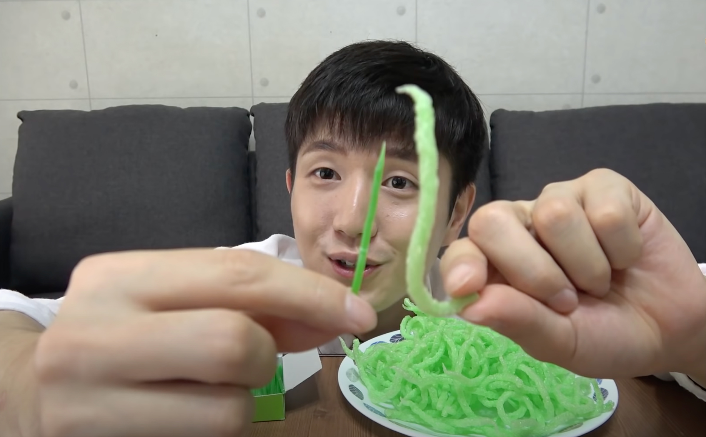 A screengrab from Ssot815's mukbang video featuring fried toothpicks.